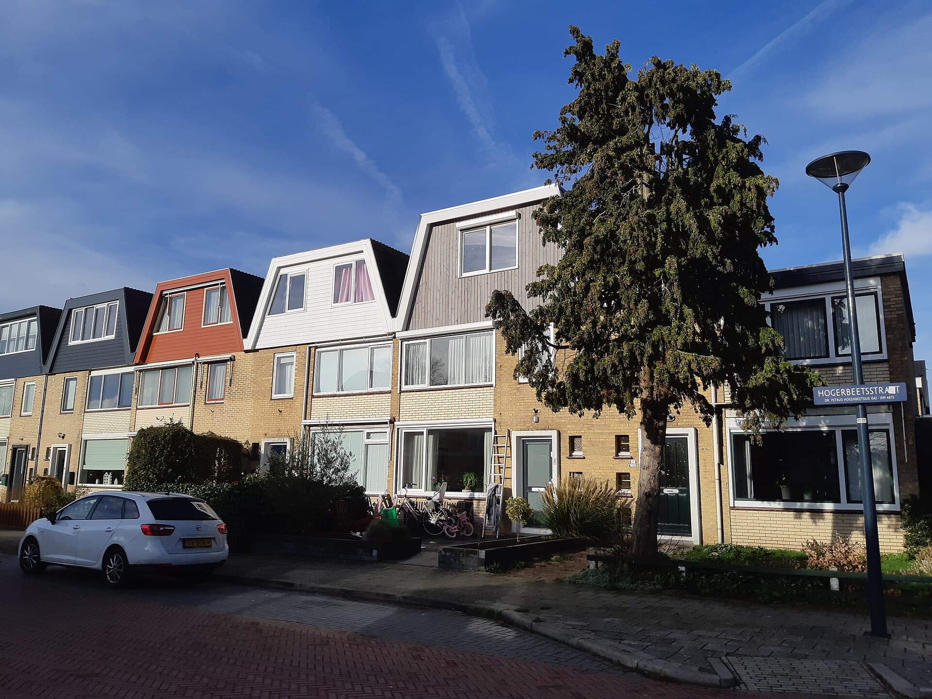 Een rij rijtjeshuizen in de Hogerbeetsstraat in Hoorn, met op elk dak een andere opbouw: antraciet, rood, wit en grijs houtlook